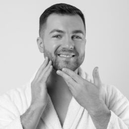 Ästhetische Behandlung eines männlichen Patienten